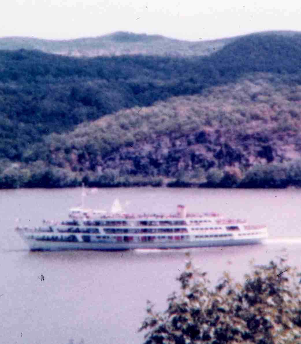 Tour boat on the Hudson